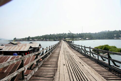 Die lange Holzbrücke am Stausee bei Sangkhlaburi