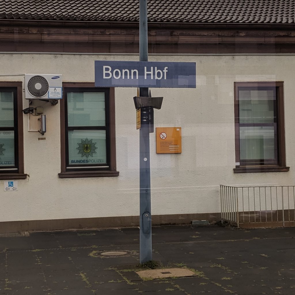 Instagram im August 2019 (10): Im Heimatbahnhof Bonn: Der EC 6 muss warten, bis der entgegen kommende Zug hier ist. Besser ist das so.