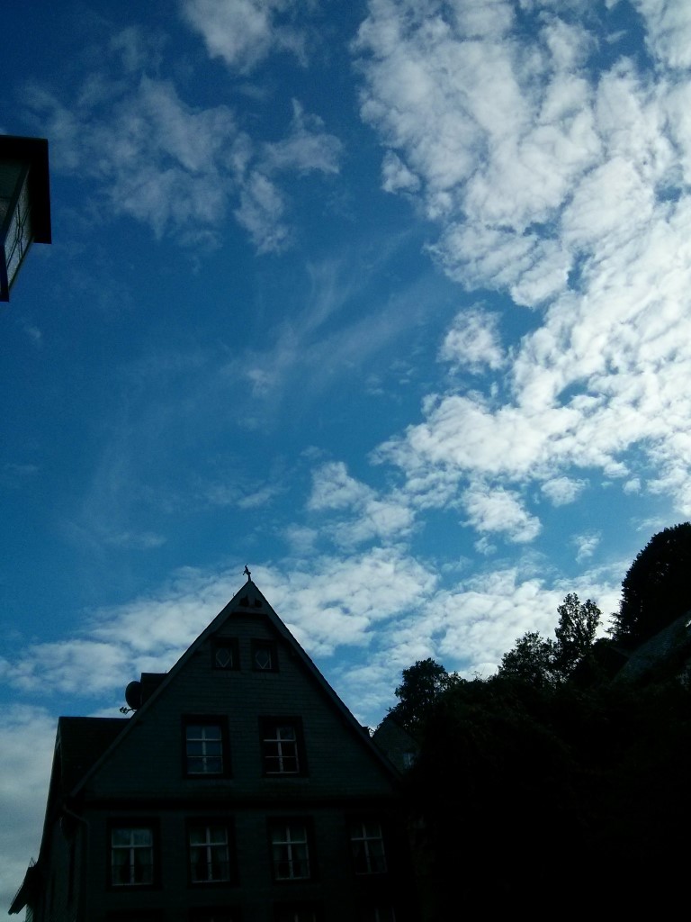 Blauer Himmel über Monschau.
