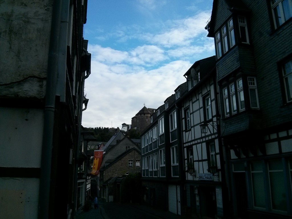 Blauer Himmel über Monschau.