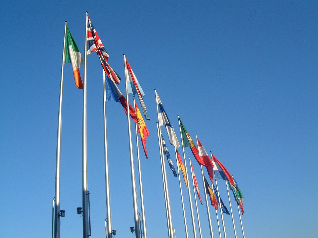Die Flaggen der 15 EU-Länder anno 2001 vor dem EU-Parlament in Straßburg.