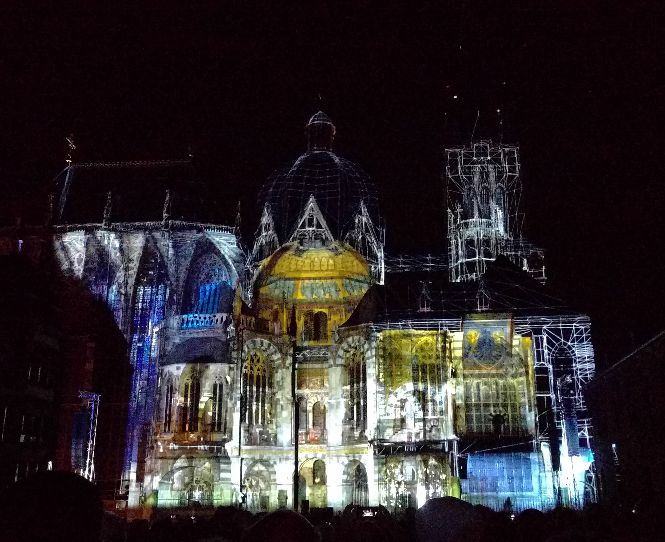40 Jahre UNESCO Weltkulturerbe: Der Aachener Dom leuchtet.
