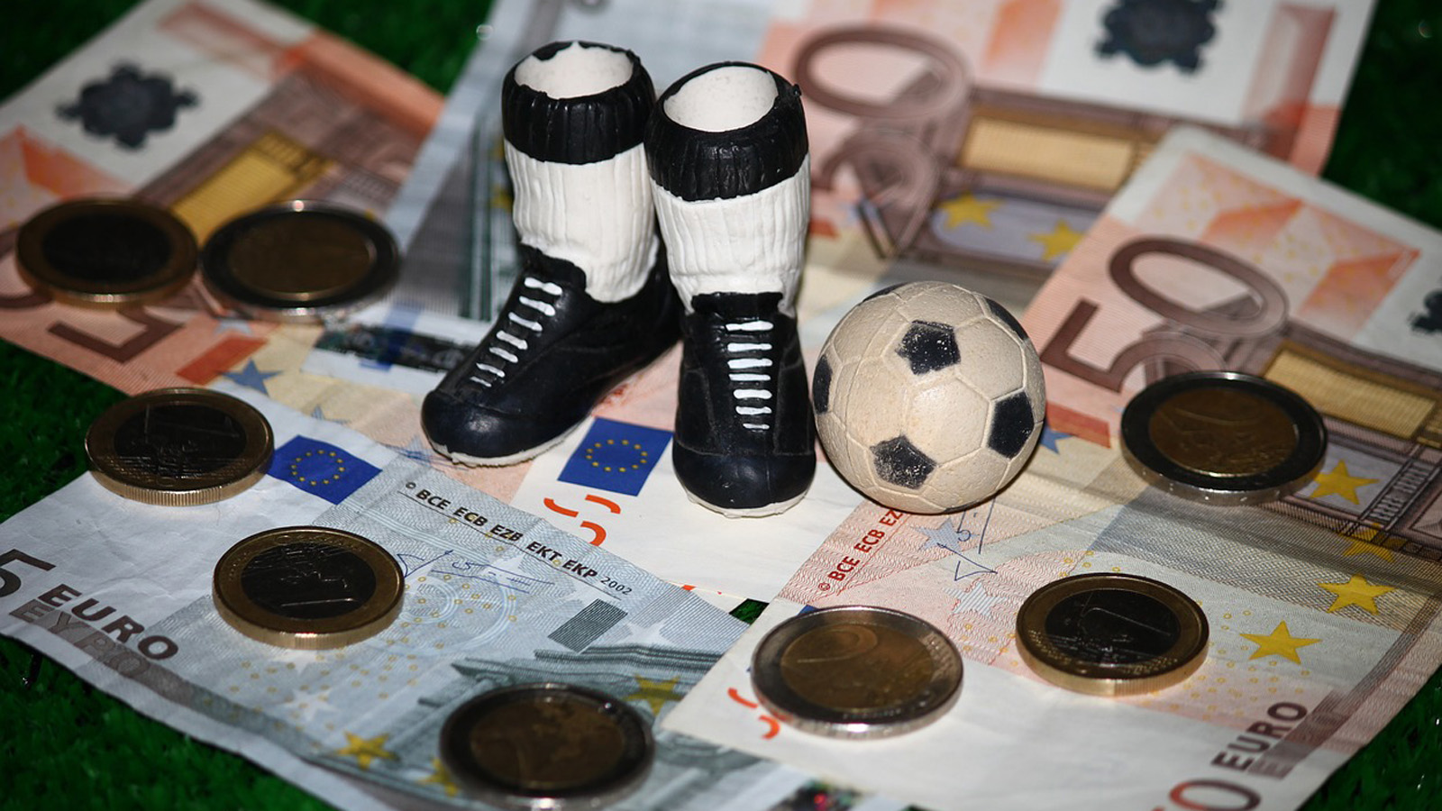 Saisonspende: Fußball und Geld | Foto: DS-Foto / Pixabay