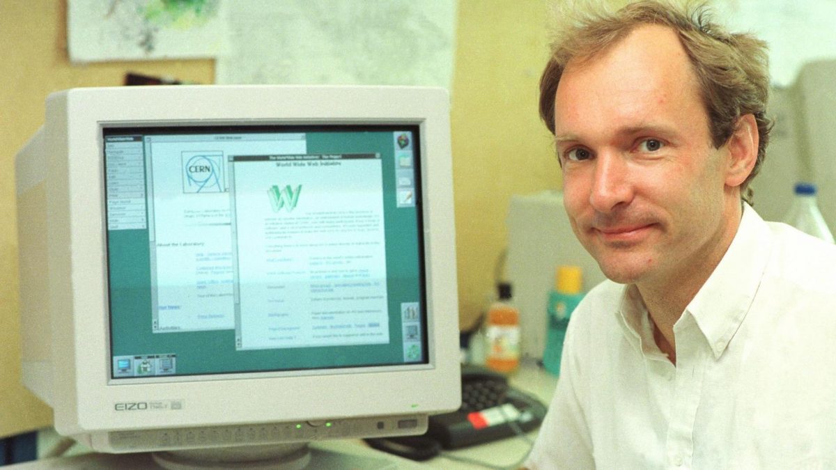 Tim Berners Lee vor einem Computer.
