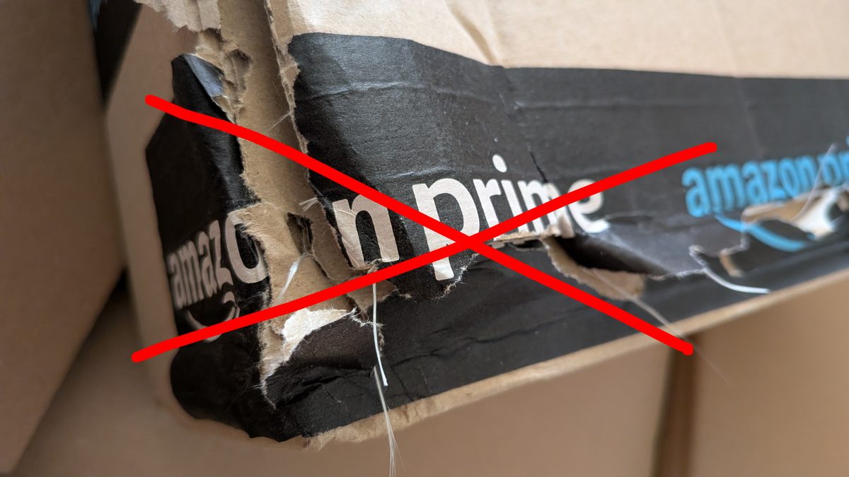 Das Bild zeigt eine beschädigte Amazon Prime-Versandverpackung. Die Verpackung ist aufgerissen und mit einem roten Kreuz durchgestrichen, was symbolisch darauf hindeuten könnte, dass jemand Amazon nicht mehr nutzt.